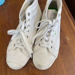 Cariuma women’s White High-Top Sneakers